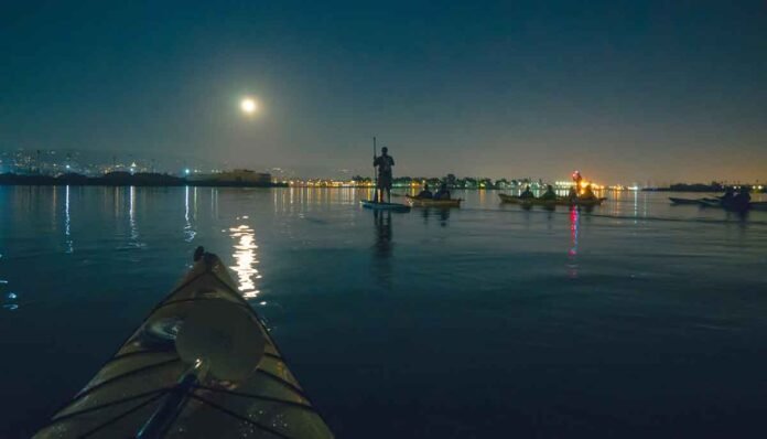 Puedes hacer Kayak por la noche