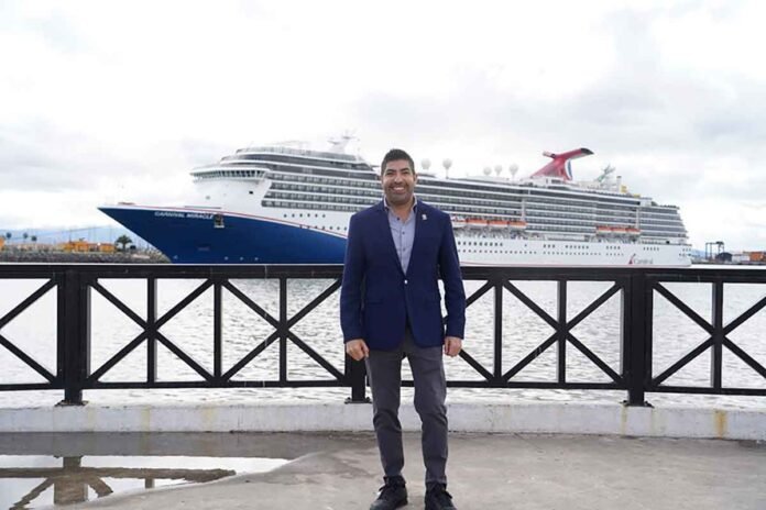 Llegan miles de cruceristas a Ensenada
