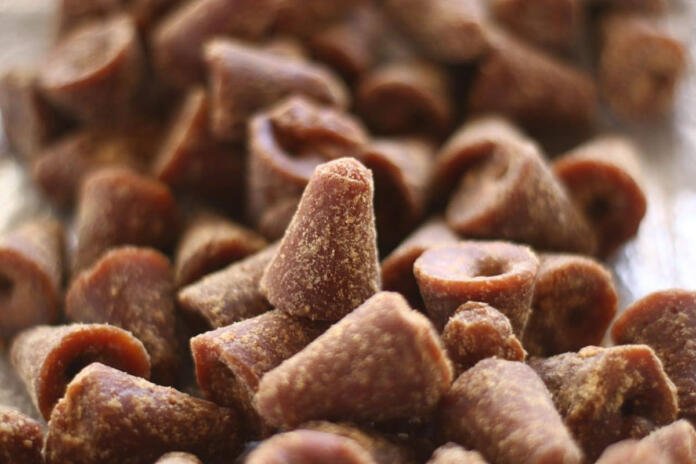 Es derivado de la caña de azúcar