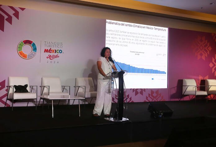 Alejandra Margarita Méndez Girón, drante la conferencia magistral