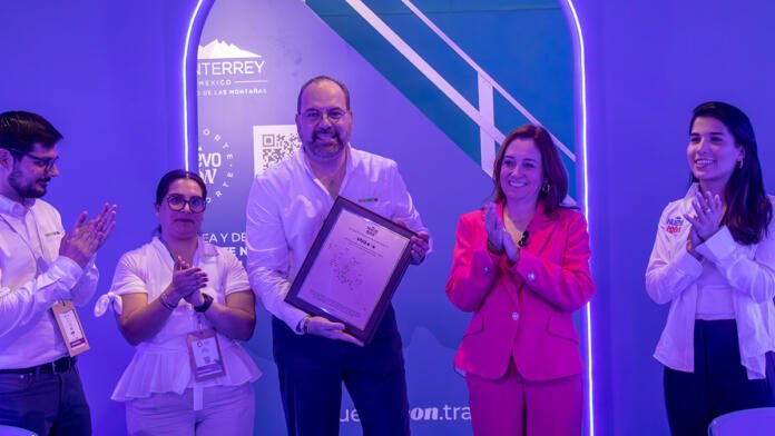 Entregan reconocimiento Alas de Progreso