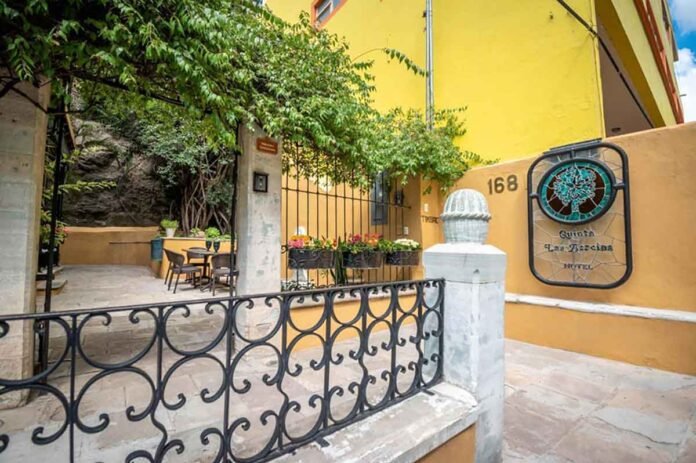 Entrada a la Quinta Acacias