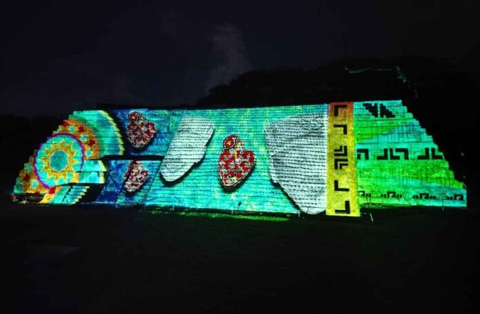 Por las noches, el videomapping cultural