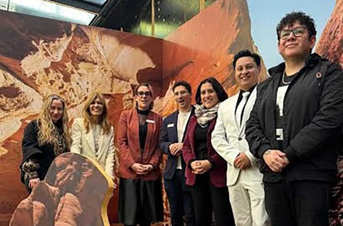 Rachel Bremer y Zach Fyne (al centro) con el equipo de Alchemia que representa a Utah en México