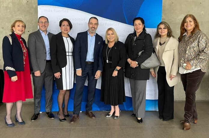 La presidente de La Metro con socios e invitados