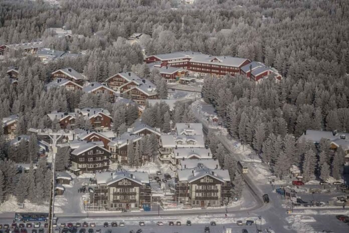 La ciudad ofrece acceso a las estaciones de esquí de Levi e Ylläs