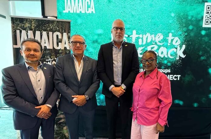 Los anfitriones, John Woolcock, Alex Pace, Philip Rose y Angelia Tulloch