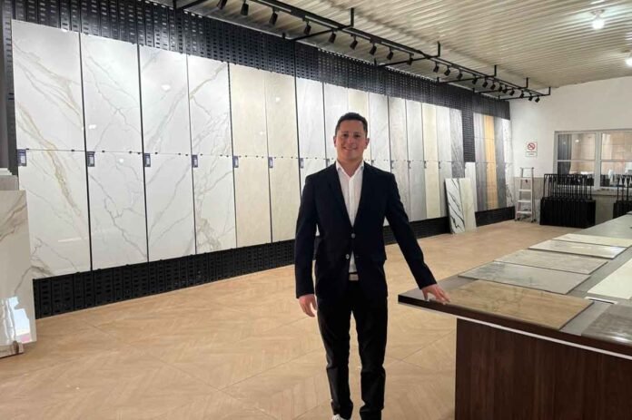 Alan Sánchez, vocero de Time Ceramics