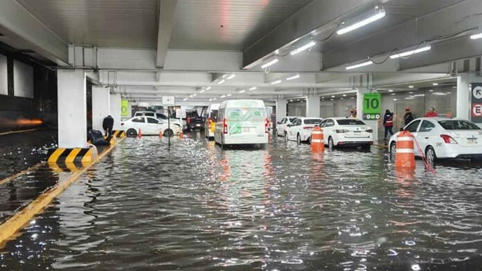 Por fuertes lluvias se suspendieron operaciones en el AICM