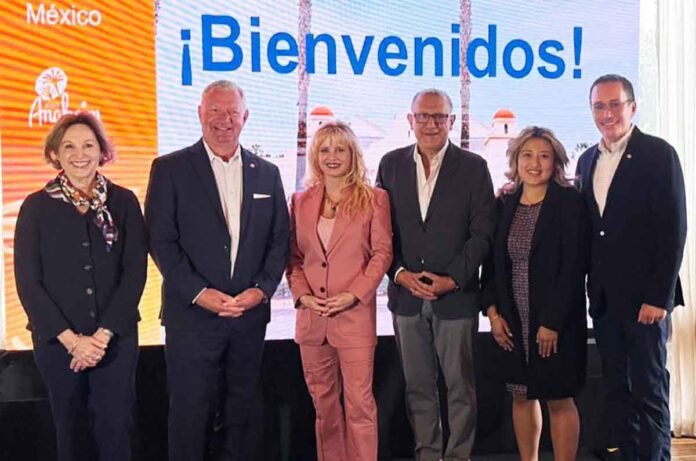 Adriel Terbeche, Mike Waterman, Ashleigh Aitken, Alex Pace, Berenice Ballinas y Pepe Ávila