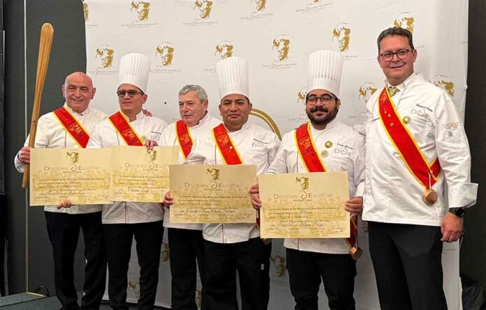 Los cuatro chfs entronizados flanqueados por los chefs Guy Santoro y Emmanuel Chabre