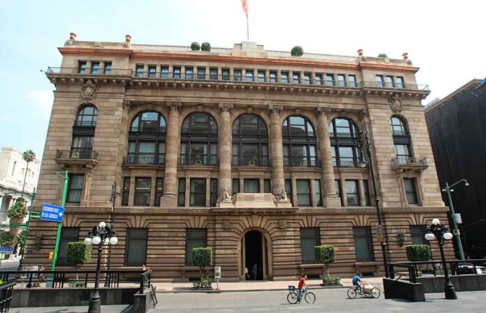 La Junta de Gobierno de Banco de México decidió disminuir en 25 puntos base el objetivo para la Tasa de Interés Interbancaria