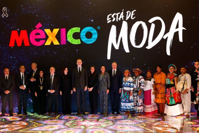 Los Reyes visitan el pabellón de México en Fitur
