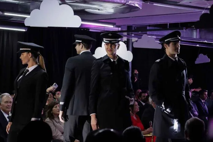 La aerolínea celebra 20 años y cambia de uniformes