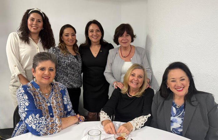 La mesa principal presidida por Claudia Vázquez y expresidentes de la AFEET