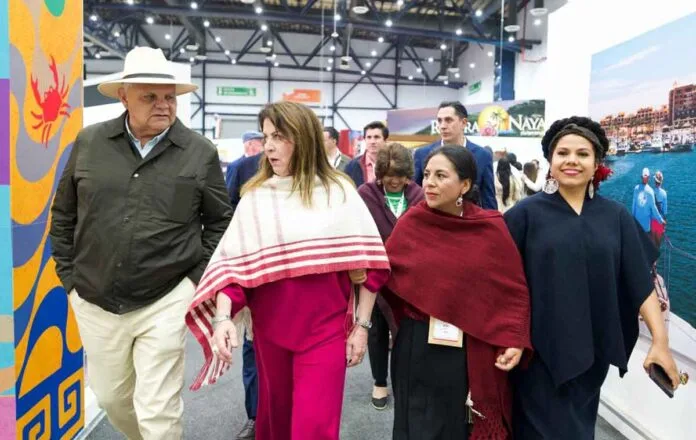 La gobernadora de Morelos antes de inaugurar su estand