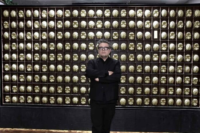 El artista Rivelino con una de sus obras