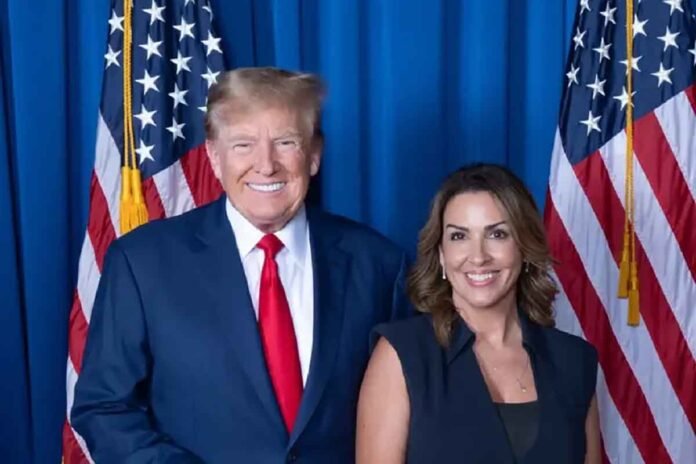 Donald Trump y Sara Carter