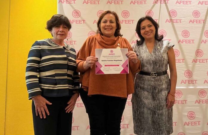 Luego de la toma de protesta de Sandra Fuentes como nueva socia de la AFEET