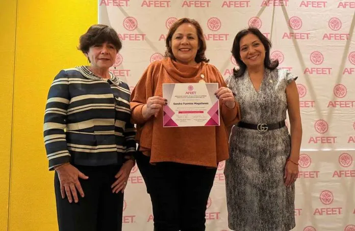 Luego de la toma de protesta de Sandra Fuentes como nueva socia de la AFEET