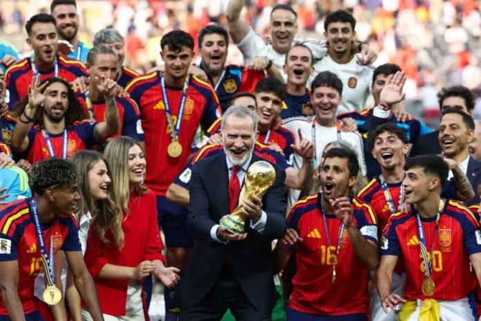 La Selección Española durante el festejo con el rey Felipe VI y sus hijas