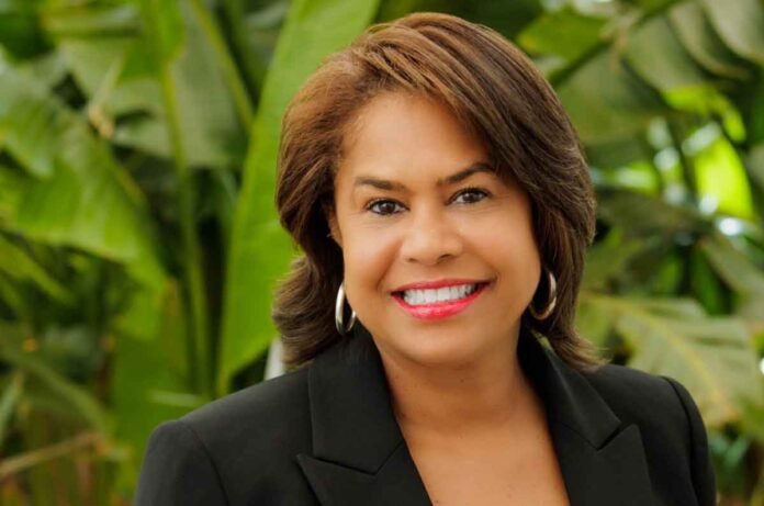 Julie Coker deja New York City Tourism + Conventions