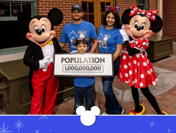 La familia Robles con Mickey y Minnie Mouse