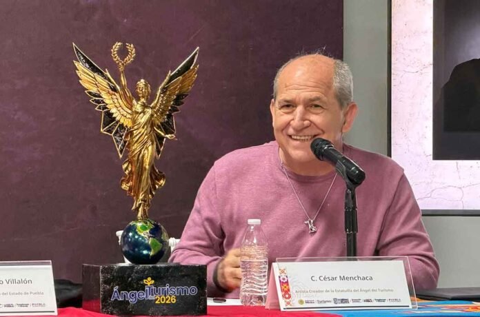 El artista César Menchaca develó la estatuilla que se entregará en Puebla