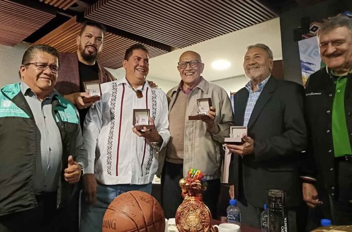 Francisco Javier Rodea Pérez, presidente de la Fundación Usos y Costumbres encabezó la entrega de reconocimientos a las leyendas del Basquetbol Mexicano.
